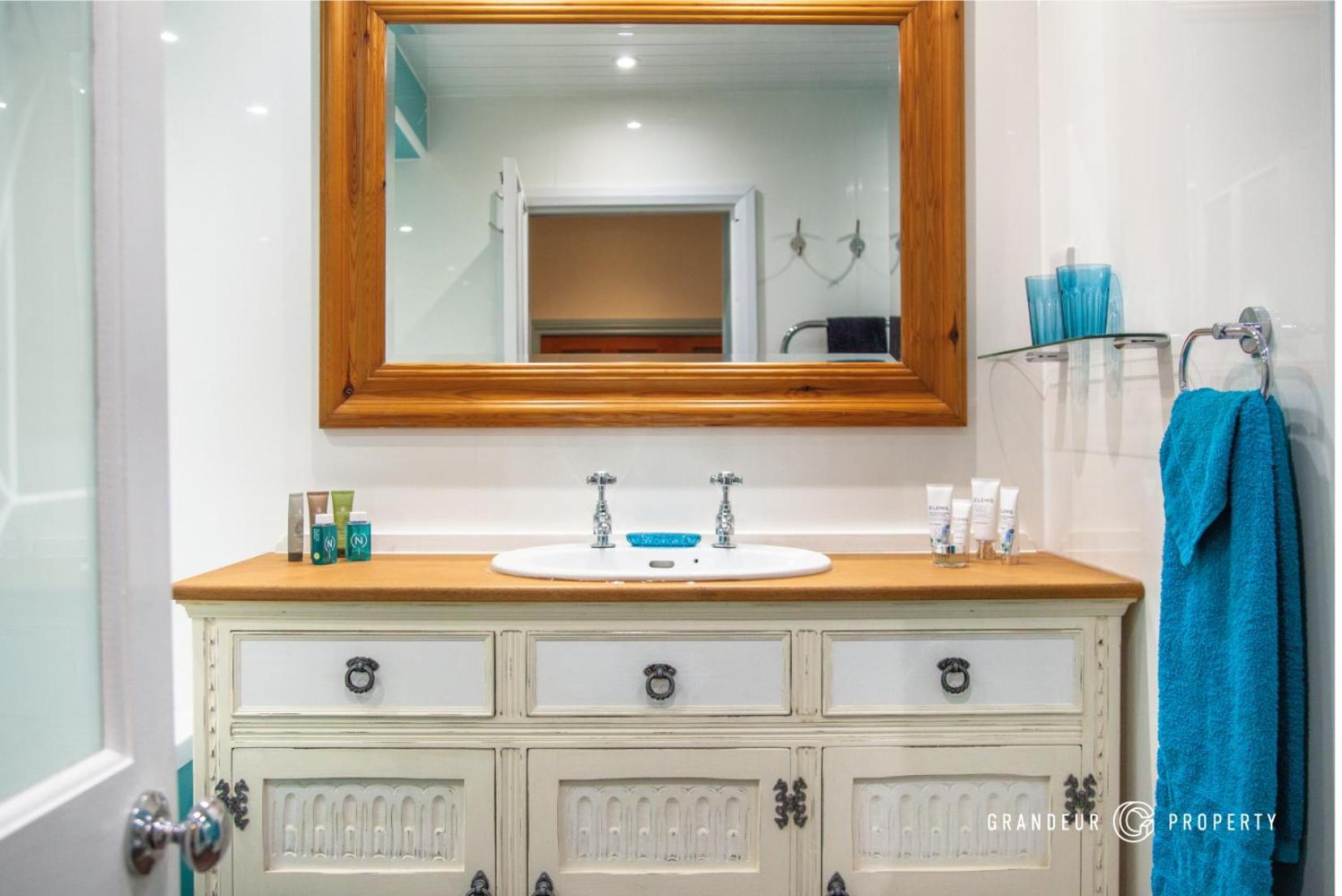 The Gardenside Apartment By Grandeur Property บอร์นมัธ ภายนอก รูปภาพ